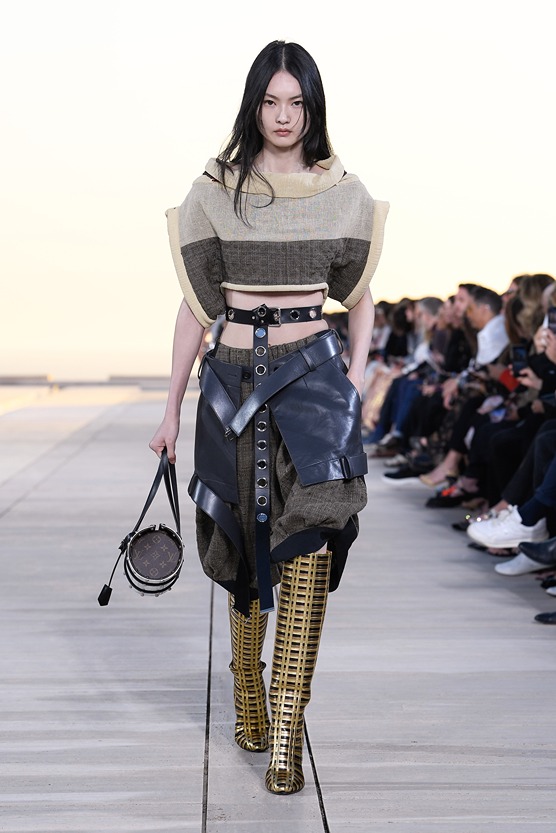 Louis Vuitton on X: Nicolas Ghesquière presents his #LVCruise 2023  Collection at the Salk Institute in California. / X