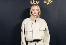 Sophie Turner ha indossato un look Louis Vuitton per il photocall di Joan a Londra