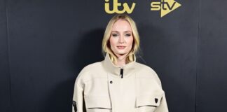 Sophie Turner ha indossato un look Louis Vuitton per il photocall di Joan a Londra